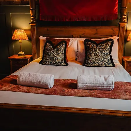 Golden Fleece Hotel 3*