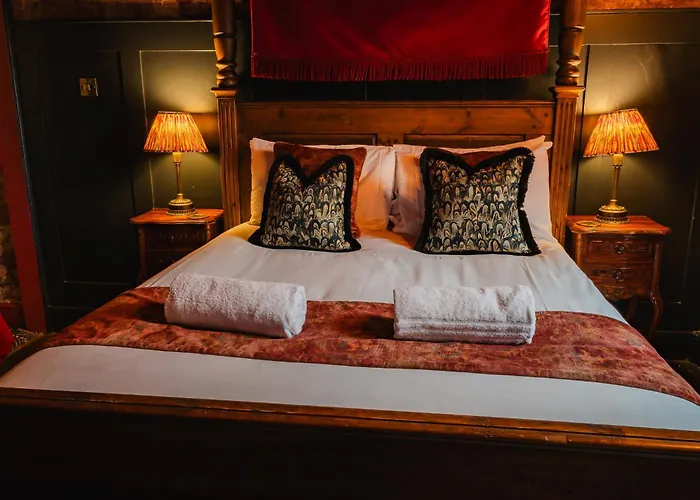 Golden Fleece Hotel 3*