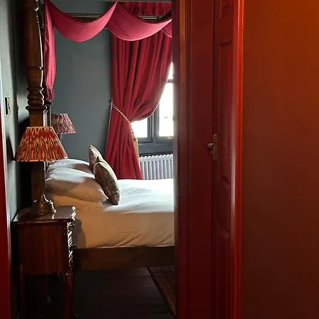 Golden Fleece Hotel