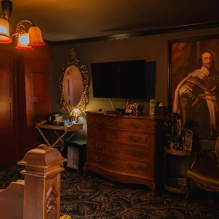 Golden Fleece Hotel 3*