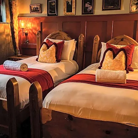 Golden Fleece Hotel 3*