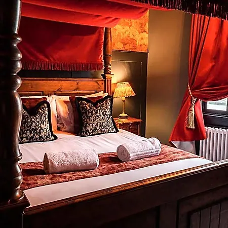 Golden Fleece Hotel 3*
