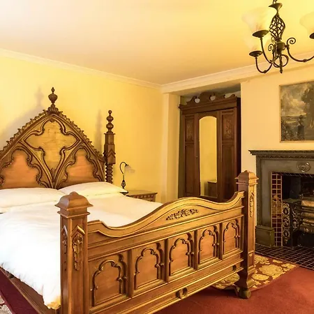 Golden Fleece Hotel