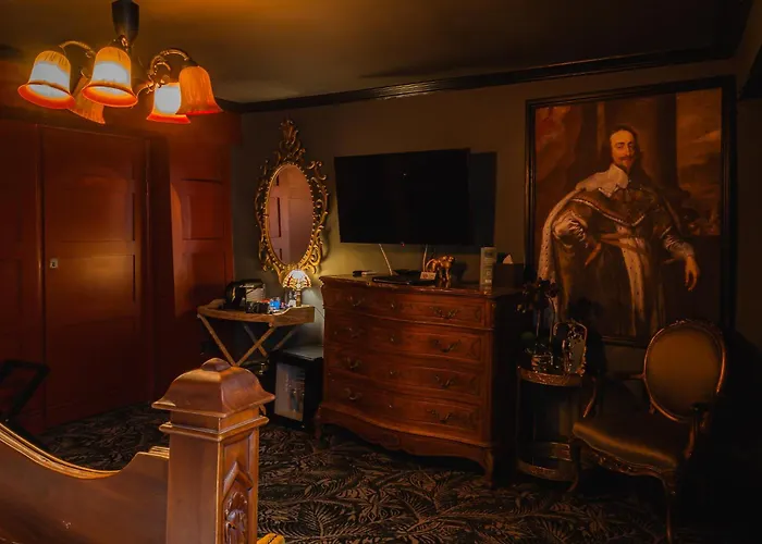 Golden Fleece Hotel 3*